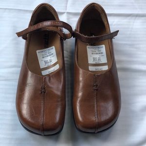 NWT Earth shoes size 6M